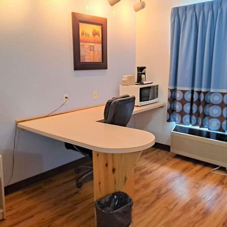 Hotel Super 8 By Wyndham Three Hills Ab Esterno foto
