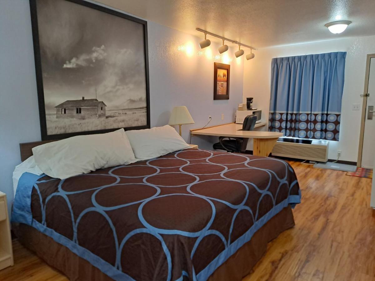 Hotel Super 8 By Wyndham Three Hills Ab Esterno foto