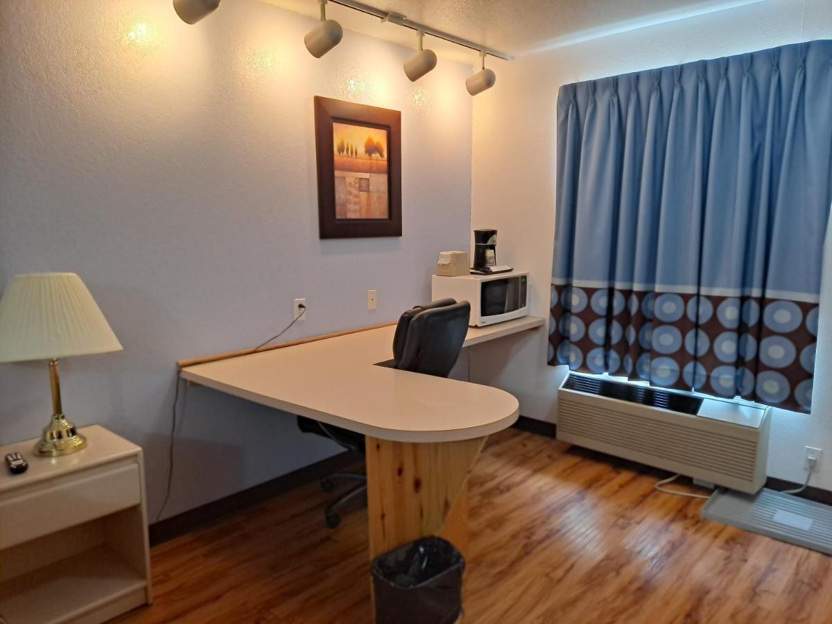 Hotel Super 8 By Wyndham Three Hills Ab Esterno foto