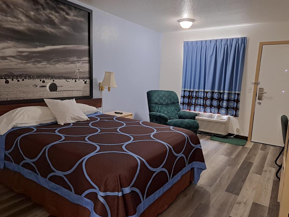Hotel Super 8 By Wyndham Three Hills Ab Esterno foto