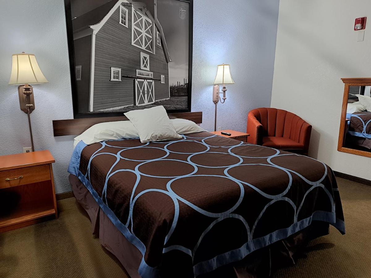 Hotel Super 8 By Wyndham Three Hills Ab Esterno foto