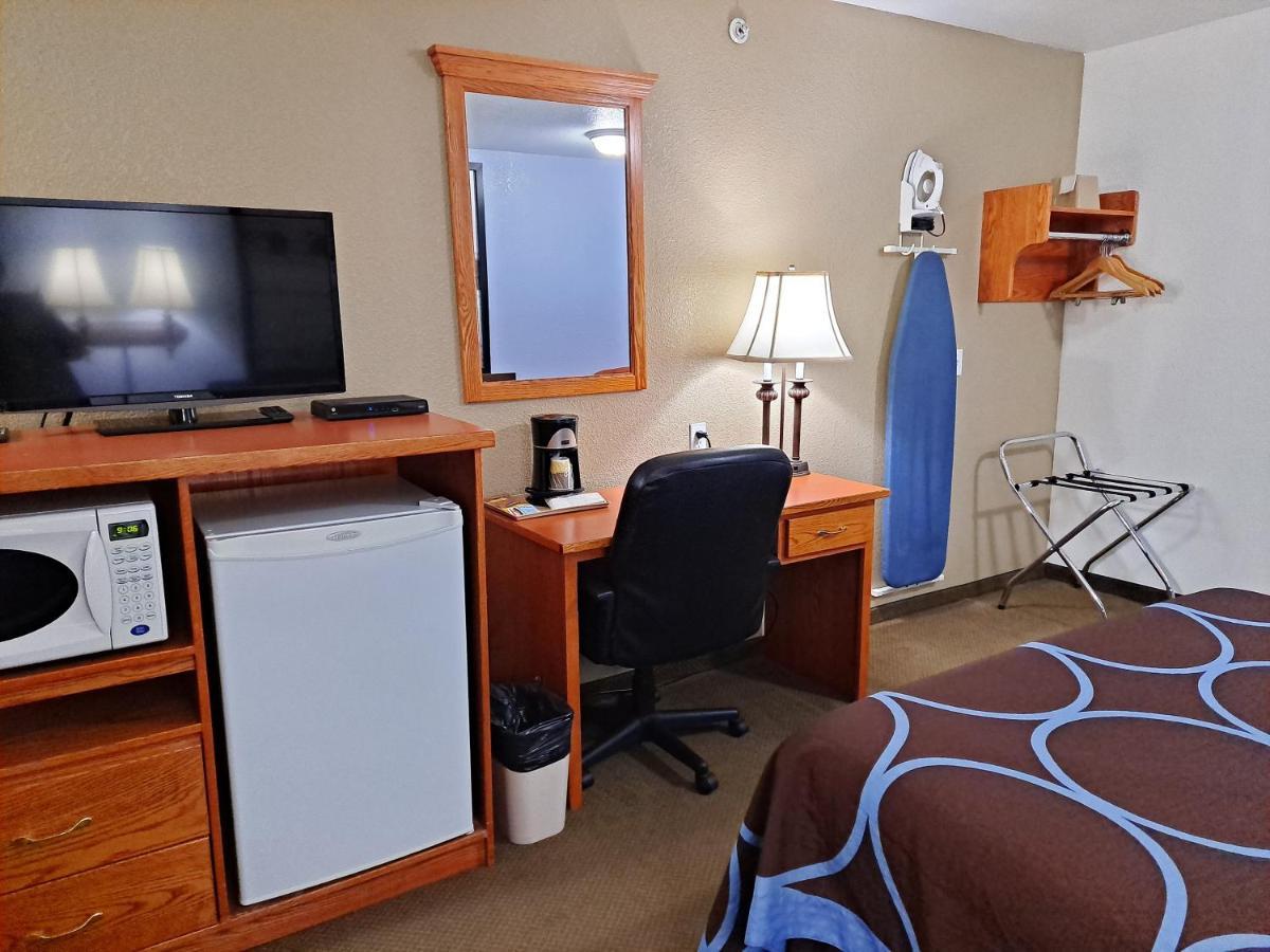 Hotel Super 8 By Wyndham Three Hills Ab Esterno foto