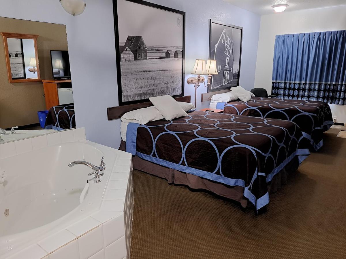 Hotel Super 8 By Wyndham Three Hills Ab Esterno foto
