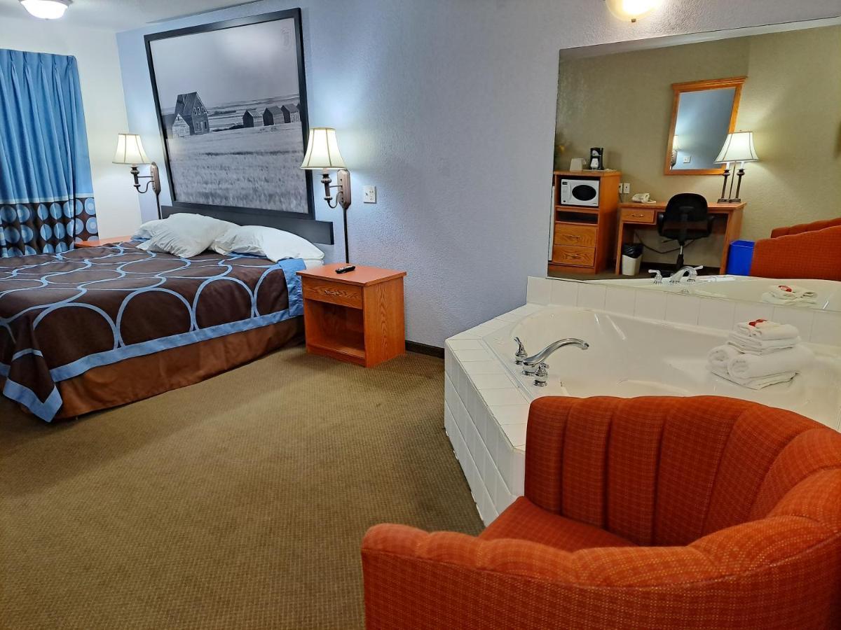 Hotel Super 8 By Wyndham Three Hills Ab Esterno foto