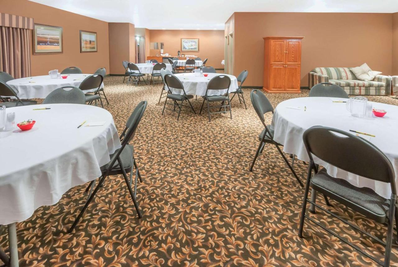 Hotel Super 8 By Wyndham Three Hills Ab Esterno foto